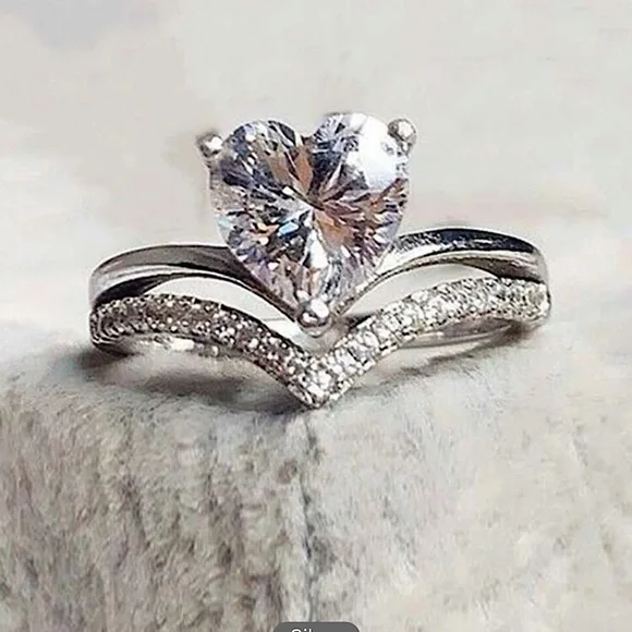 Radiant Heart-Shaped Cubic Zirconia Women's Ring - Picture 4 of 5